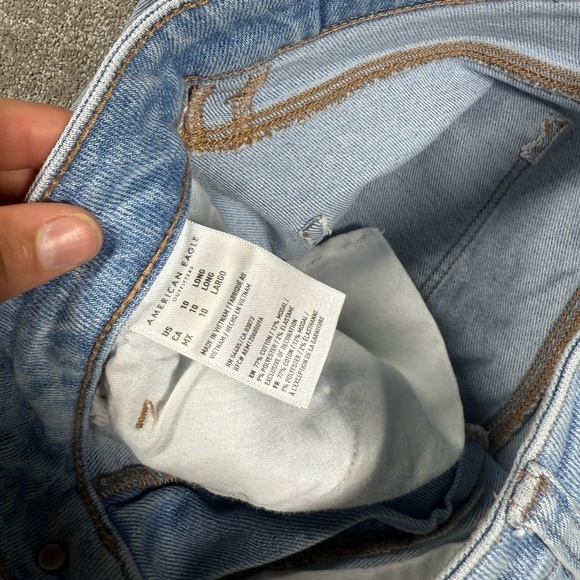 American Eagle Highest Rise Distressed Mom Jean Light Wash Size 10 Long Flawed - Picture 4 of 10